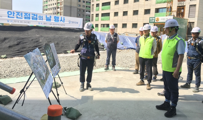 안전점검중인 이헌욱 경기도시공사 사장(오른쪽)