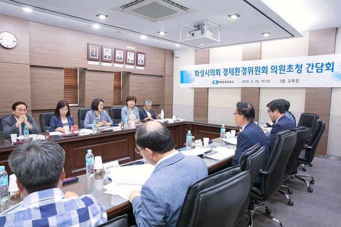 경제환경위원회 위원들이 화성상공회의소와 간담회를 실시하고 있다.