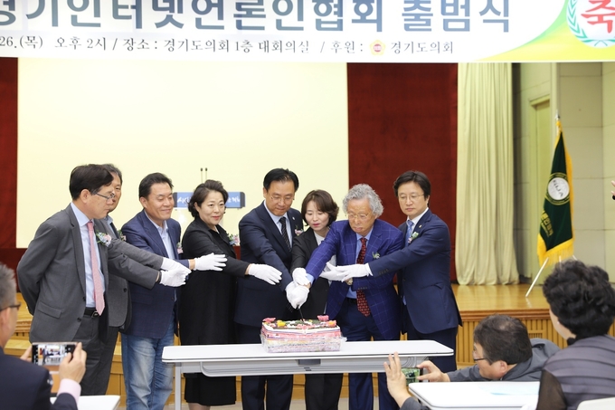 이연자이사장과 박종명 협회장이 참석 내빈과 함께 축하떡 절단식을 하고 있다.