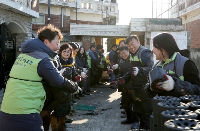 수원도시공사 노사공동봉사단이 지난해 12월 권선구의 한 가정에 연탄배달 봉사활동을 하고 있다.