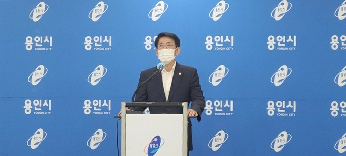 용인시의회 김기준의원이 용인의정감시단이 제기하고 있는 자신의 아파트 불법증축 의혹에 대한 입장을 밝히고 있다.