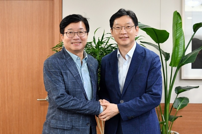 (염태영 더불어민주당 최고위원 후보(전국시장군수구청장협의회 대표회장, 수원시장)가 31일 오후 경남도의회에서 국가균형발전에 대한 정책토론회를 마친 후 김경수 경남도지사와 기념 촬영을 하고 있다. (사진제공 =염태영 더민주 최고위원 후보 캠프)