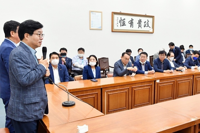 염태영 더불어민주당 최고위원 후보가 31일 부산광역시의회에서 광역·기초의원 및 부산시당 청년, 여성위원회와 정책토론회를 갖고 현안 및 국가균형발전에 대한 의견을 나누고 있다. (사진제공 =염태영 더민주 최고위원 후보 캠프)
