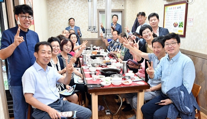 염태영 더불어민주당 최고위원 후보가 31일 김해시 한 식당에서 김해시 갑, 을 지역 시의원·대의원과 정책토론회를 갖고 기념촬영을 하고 있다.(사진제공 =염태영 더민주 최고위원 후보 캠프)