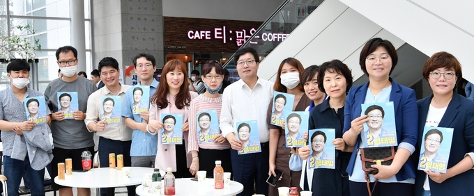 염태영 더불어민주당 최고위원 후보가 2일 대구광역시 여성위원회와 정책토론회를 마친 후 기념촬영을 하고 있다.(사진제공=염태영 최고위원 후보 선거사무실)
