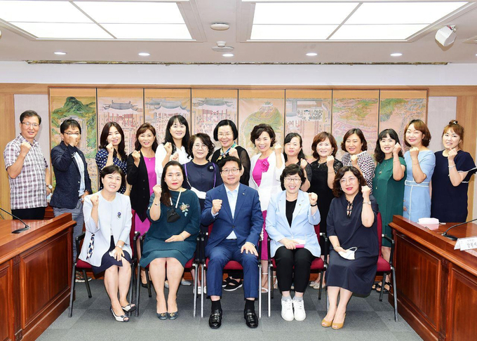 경기도어린이집연합회 임뭔들이 4일 오후 수원 시청에서 염태영 최고위원 후보 지지 선언 후 단체 사진 촬영을 하고있다 , 사진제공=염태영 최고위원 선거캠프