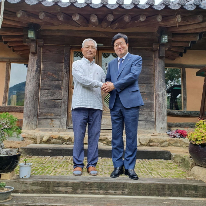  (좌)송기인 신부님 (우)염태영 최고위원후보