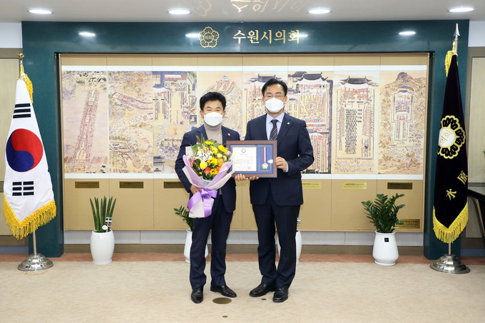  수원시의회 문병근 의원이 18일 (사)경기언론인협회 박종명 회장으로부터 기초의원부문 의정대상을 수상하고 있다.