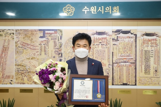  제2회 (사)경기언론인협회 찾아가는 의정대상을 수상한 문병근 의원