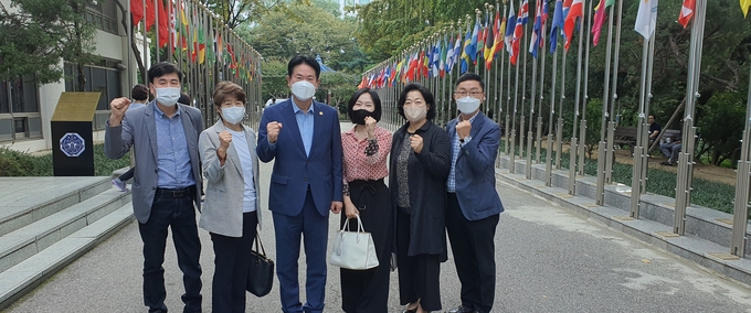 좌로부터 이익재기자, 이차연기자, 이동섭국기원장, 정서영기자, 이연자기자, 방재영 기자가 취재 후 기념 촬영을 하고 있다.