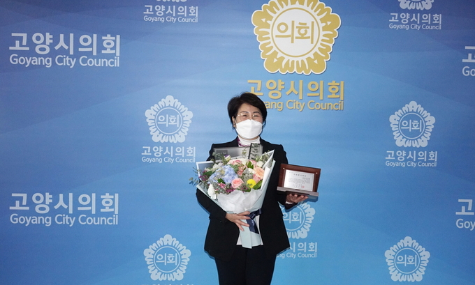 고양시의회 문화복지위원회 부위원장이 20일 경기기자협회 의정봉사대상 수상 후 기념촬영을 하고있다.