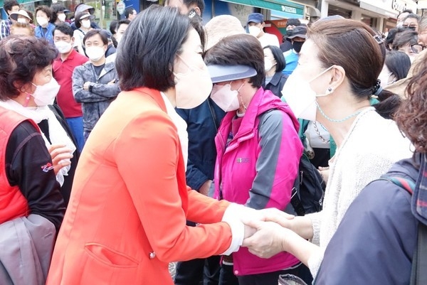 고금란 전 과천시의회 의장이 11일 11시 과천중앙공원에서 기자회견 마치고 지지자들과 기념촬영을 하고 있다.