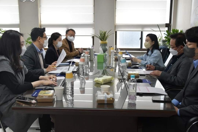 공천관리심사위원들이 후보들에 관한 심사 의견을 나누고 있다.
