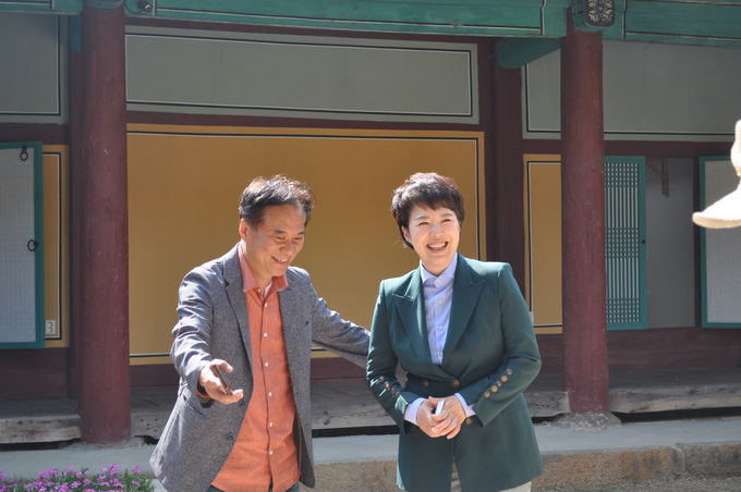 김용 화성시장 예비후보자와 김은혜 경기도지사 후보가 용주사에서 환담 (사진제공=김용 화성시장예비후보 선거사무소)