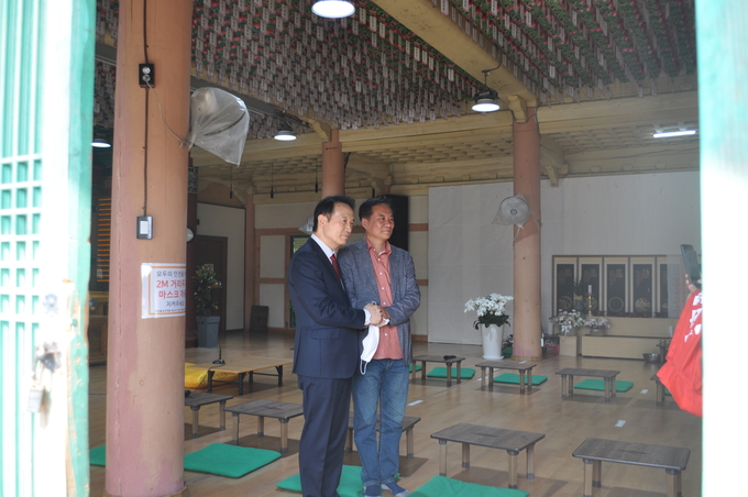 김용 화성시장 예비후보자 , 임태희 경기도 교육감 후보자가 용주사에 만남을 가졌다. (사진제공=김용 화성시장예비후보 선거사무소)