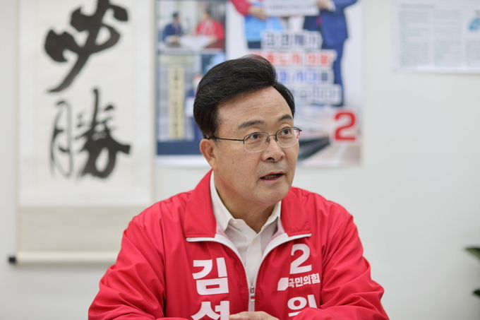 김성제의왕시장 후보가 교육공약을 발표하고 있다.