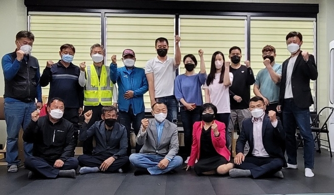 임태희 경기도교육감 후보 지지 선언을 하고 있는 화성시 체육인들 및 지역 지지자 대표들