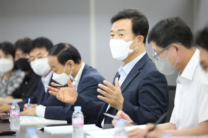  28일 김성제 의왕시장 당선인이 인수위원회에서 정책관련 보고를 받도있다..