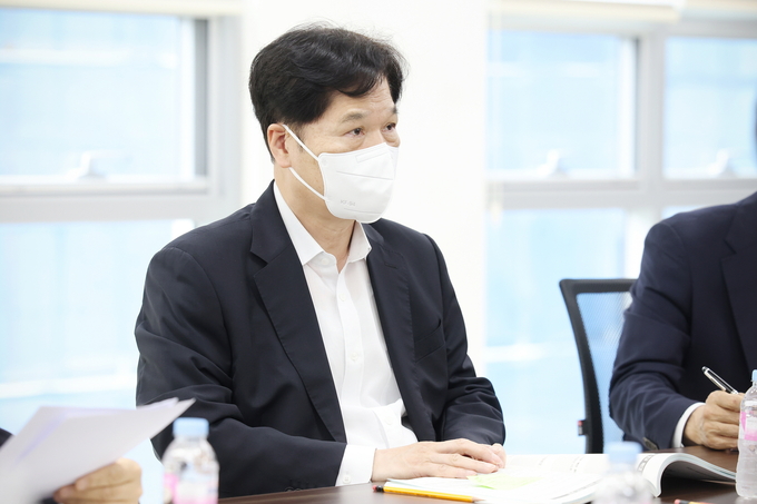 28일 유병권 인수위원장이 공약관련 회의를 주관하고 있다..