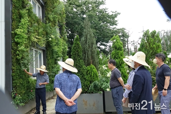 박공영 대표가 이천 모가면 농원 방문객들에게 수직 정원의 열섬현상 완화 등 대기 기후 환경적 문제 해결 방안에 대해 설명하고 있다. 
