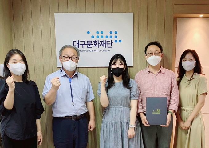 성남문화재단과 대구문화재단이 두 지역의 문화예술 발전과 지역예술가 지원을 위한 업무협약을 16일 체결했다. 사진 오른쪽 두 번째 성남문화재단 박동기 예술인지원팀장과 사진 왼쪽 두 번째 대구문화재단 박준기 경영지원본부장.