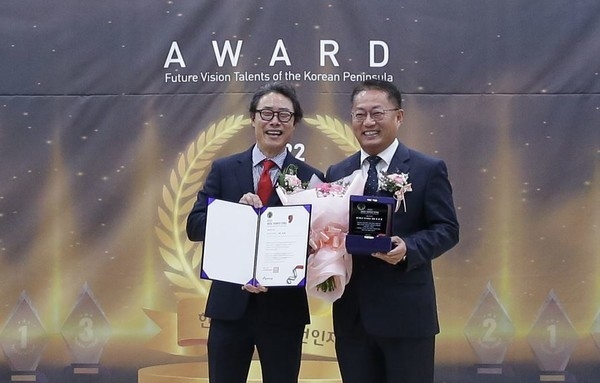 명가토건 주식회사(대표 조동운)(우)가 지난 22일 경기도의회 대회의실에서 경기기자협회(회장 류봉정)(좌)가 개최한 ‘2022 한반도 미래비전 인재상 시상식’에서 경제인 부문 대상을 수상했다.
