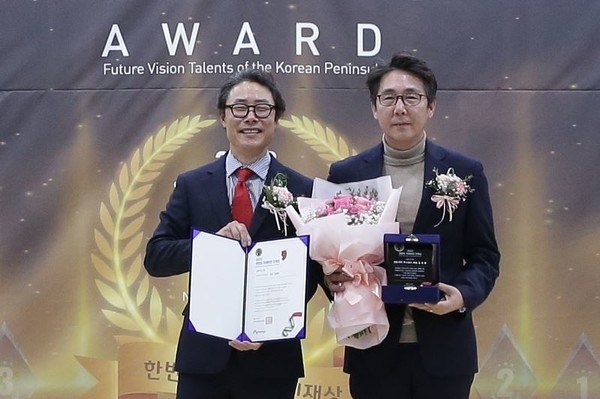 센토피아 주식회사(회장 김성철)가 지난 22일 경기도의회 대회의실에서 경기기자협회(회장 류봉정)(좌)가 개최한 ‘2022 한반도 미래비전 인재상 시상식’에서 경제인 부문 대상을 수상했다. 수상자는 김지영(우)마케팅 이사가 대리수상 했다.(사진=경기기자협회)