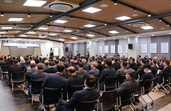 22일 수지농협 대회의실에서 개최된 제16대 조합장 취임식에서 200여 명이 참석한 가운데 개최됐다