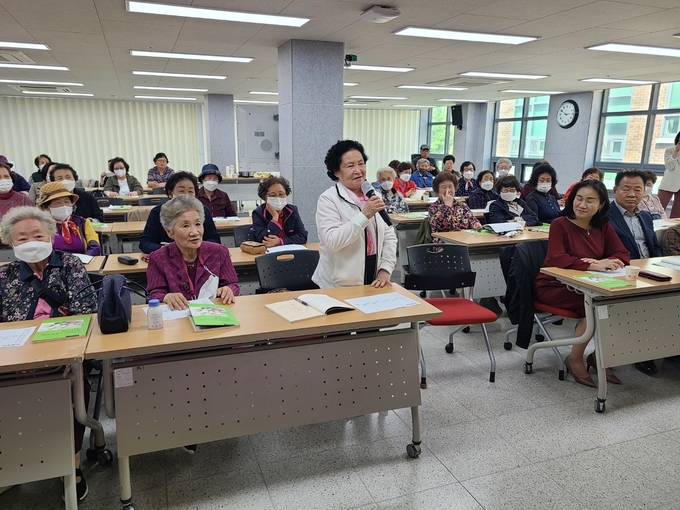 어르신 발표 사진.