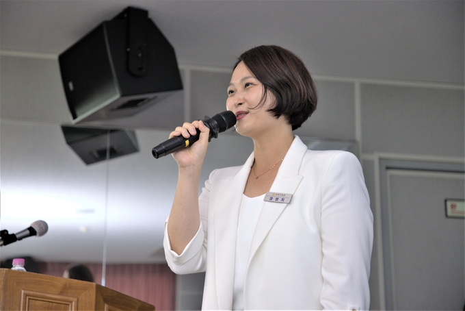 안양시의회 장명희 의원(더불어민주당/안양1,3,4,5,9동)이 2023의정보고회에서 주민들에게 1년간의 의정 활동을 설명하고 있다. 사진=심석진 기자