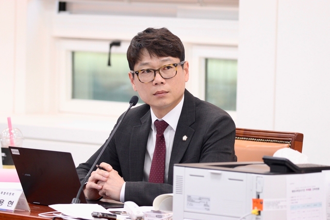 구리시의회 김용현 의원(국민의힘)이 행정사무감사에서 질의한 내용에 대한 답변을 듣고있다.
