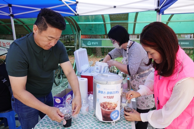(좌)성남시의회 국민의힘 대표 정용한 의원이 커피 판매 봉사를 하고있다.