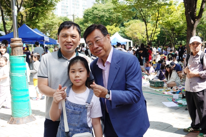 (우)신상진 성남시장이 까치벼룩장터를 방문, 주민 가족과 기념 촬영을 하고있다.