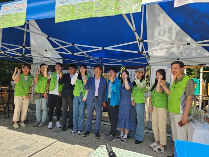 가운데 신상진 성남시장, 오른쪽 최동호 구미1동장,(파란색 점퍼), , 주광호 분당구청장(좌측에서 4번째),맨 오른쪽 고강선 행정팀장이 구미1동 주민센터 직원들과 화이팅을 외치고 있다.