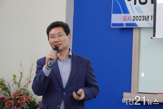 이상일 시장이 피카소의 관찰력에 대해 설명하고있다.