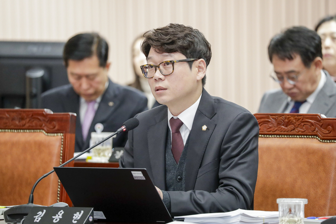  김용현 의원(국민의힘)이 의사진행 발언을 하고있다.