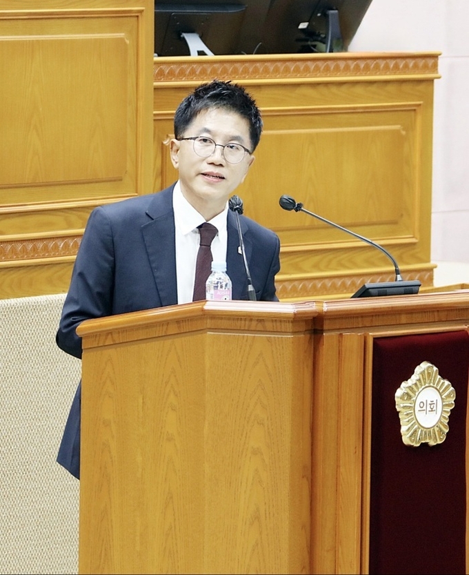 안양시의회 허원구 의원(비산 1, 2, 3동·부흥동)이 20일 제289회 정례회 1차 본회의에서 시정질문을 하고있다.