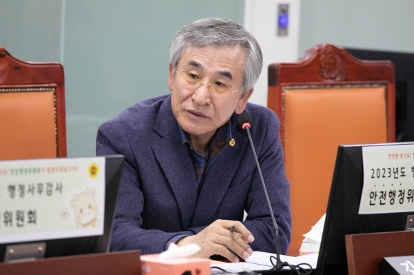 김시용 경기도의원이 17일 행정사무감사에서 안전관리실 차원의 CPR 애니 민간 보급 대책 수립을 주문하고있다.