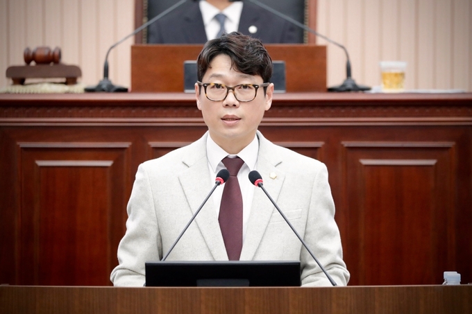 구리시의회 ‘제331회 제2차 정례회 제4차 본회의’에서 김용현 의원(국민의힘)이 「구리시 바이오산업의 육성 및 지원에 관한 조례」를 발의하고있다.