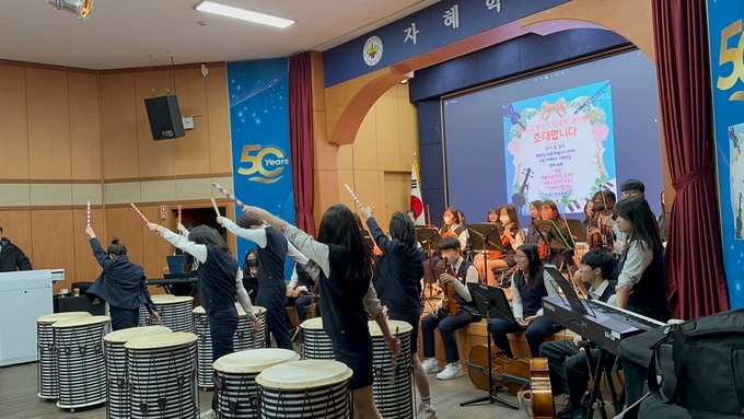 수원 천천중학교 난타 동아리가 공연을 하고있다.