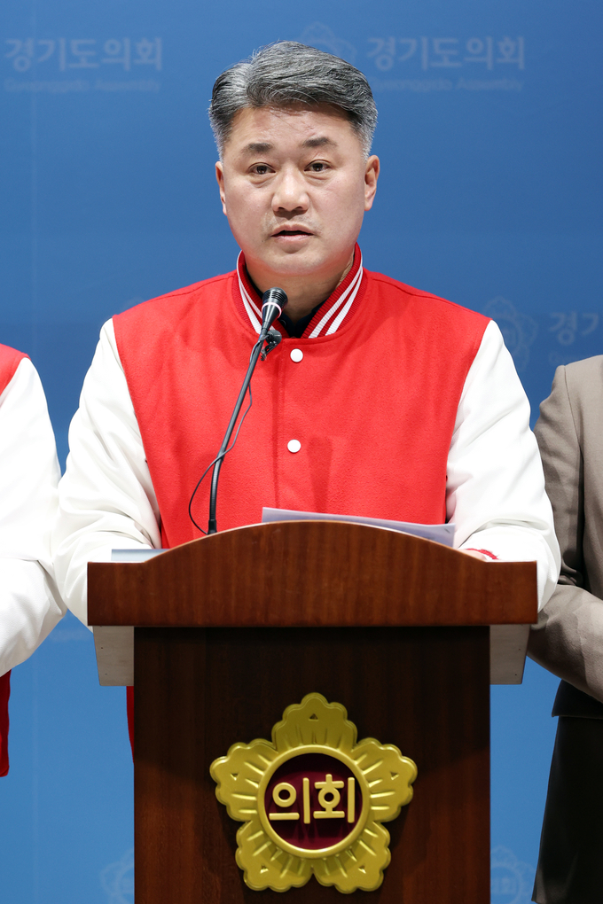 김정호 국민의힘 대표의원의 기자회견문을 발표하고있다.