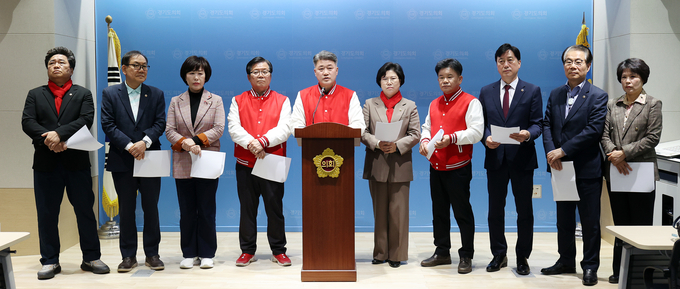 경기도의회 국민의힘 의원들이 지난 29일 열린 GTX-A 개통 기념식에 참석하지 않은 김동연 지사를 비판하는 기자회견을 열고있다.
