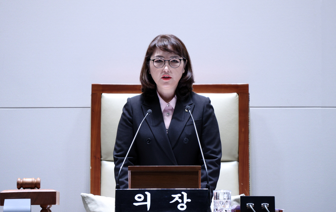 성남시의회 박은미 의원(국민의힘, 분당,수내3,정자2ㆍ3,구미동)은 17일 제292회 임시회 제1차 본회의 5분 자유발언을 하고있다.