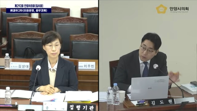 안양시의회 예산결산특별위원회 1차 회의에서 청각장애인의 평등한 알권리 충족과 원활한 수어통역 제공을 위해 시정질문 시 2명의 수어통역사를 배치해 달라고 요구하고 있는 김도현 의원 사진=안양시의회