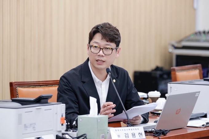 구리시의회 김용현 의원이 행정감사에서 질의를 하고있다.