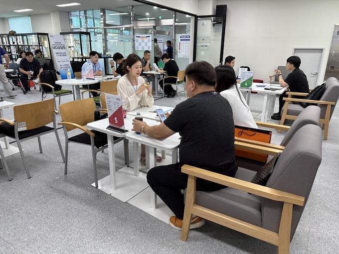 중소기업들이 MD와 1대1 상담을 진행하고 있다