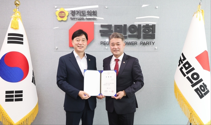 경기도의회 국민의힘, 새로운 정책위원장으로 김영기 의원 임명.(좌)김영기 정책위원장(우)김정호 국민의힘 대표의원