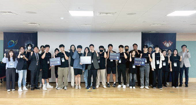 해커톤 수상자와 참가자들이 기념촬영을 하고 있다