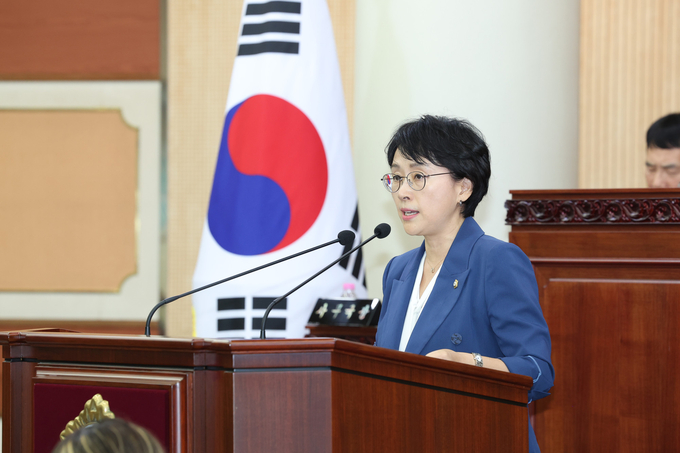 김해련 의원이 9월 3일 열린 제288회 고양시의회 제2차 임시회 본회의에서 시정질문을 하고있다.