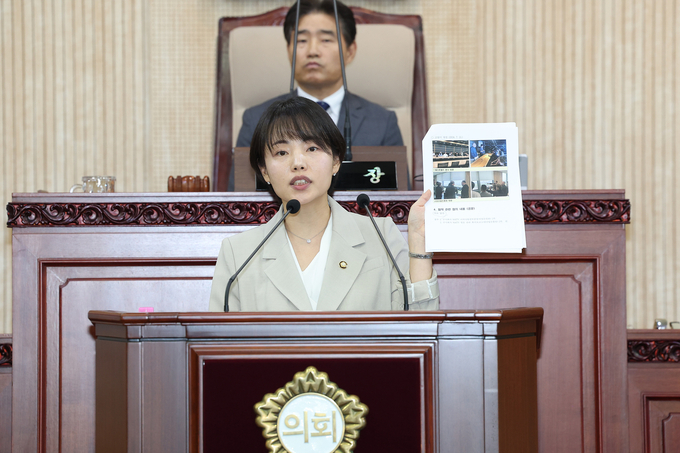 고양특별시의회 정민경 의원(더불어민주당)이 3일(화) 제288회 임시회에서 시정질문을 하고있다. 사진=고양시의회